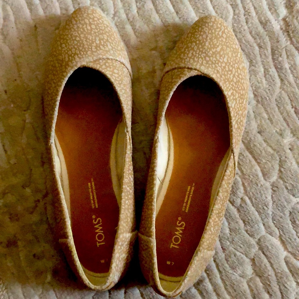 Tan leopard flats